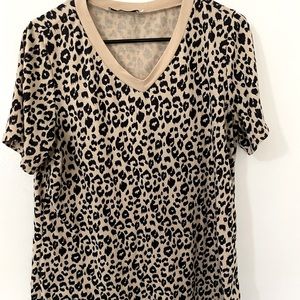 Simple leopard T